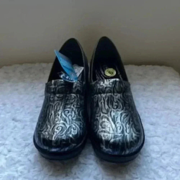 NEW Easy Street Professional Slip On Shoes Silver Artisan Women's size 9 NWT - Picture 4 of 12